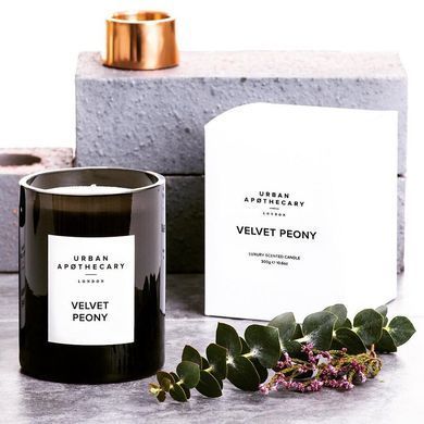 Ароматична свічка з деревно-квітковим ароматом Urban apothecary Velvet peony 300 г