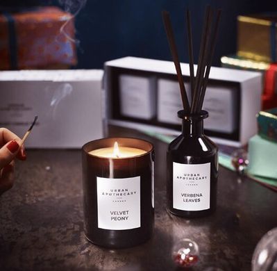 Ароматична свічка з деревно-квітковим ароматом Urban apothecary Velvet peony 300 г
